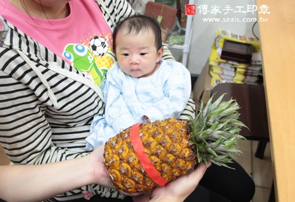 簡寶寶(新北永和區嬰兒寶寶滿月剃頭理髮、免費嬰兒剃胎毛儀式吉祥話)。中國風會場，爸媽寶貝免費穿「日中韓」古裝禮服。專業拍照、DVD光碟、證書。★購買「臍帶章、肚臍章、胎毛筆刷印章」贈送：剃頭、收涎、抓周，三選一。 2015.11.18 照片14